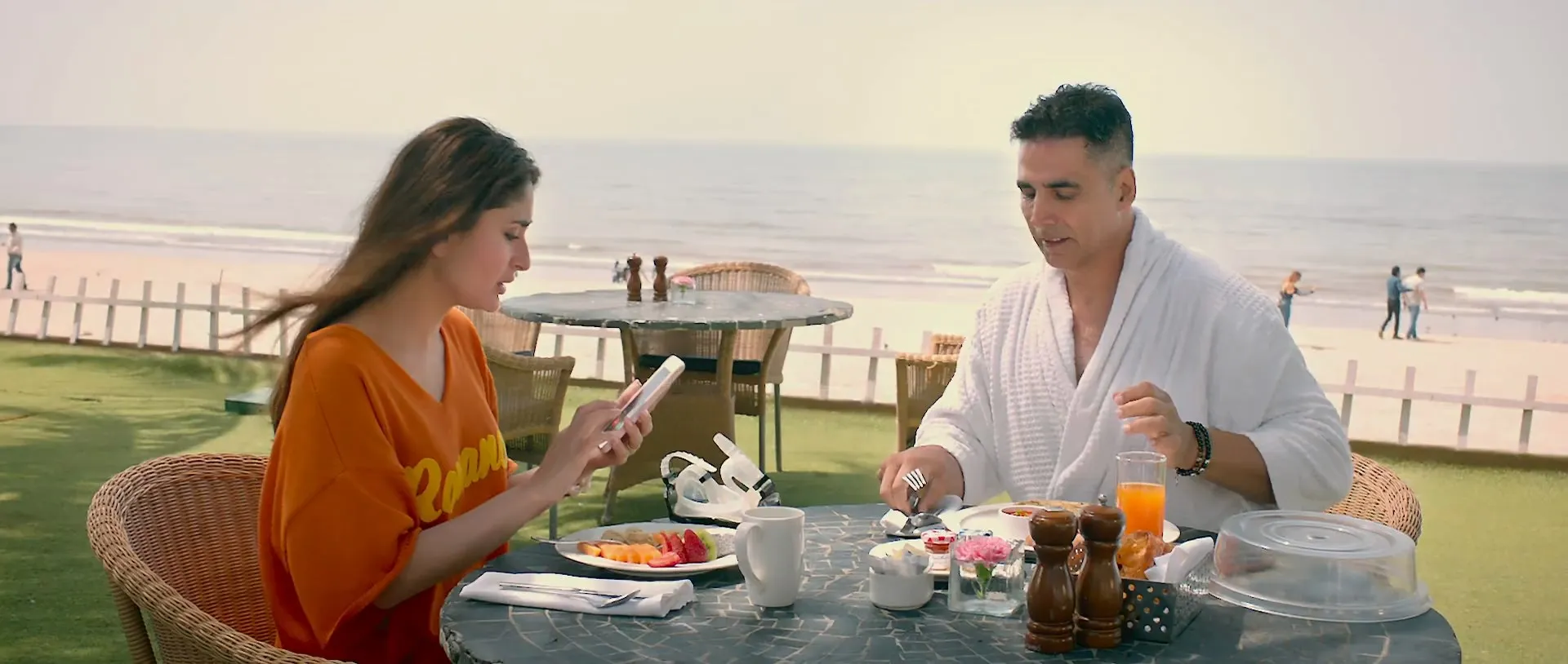 Good Newwz (2019) Hindi Movie 720p HDRip x264 [1.2GB]