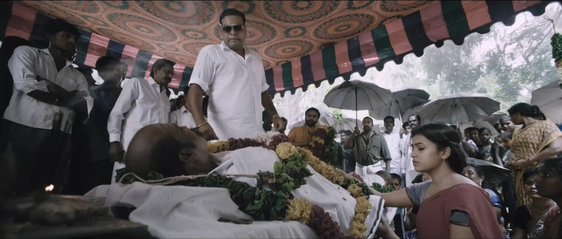 Vellaikaara Durai (Muqaddar) (2014) (Hindi -Tamil) Dual Audio 720p UnCut HDRip [1.4GB]