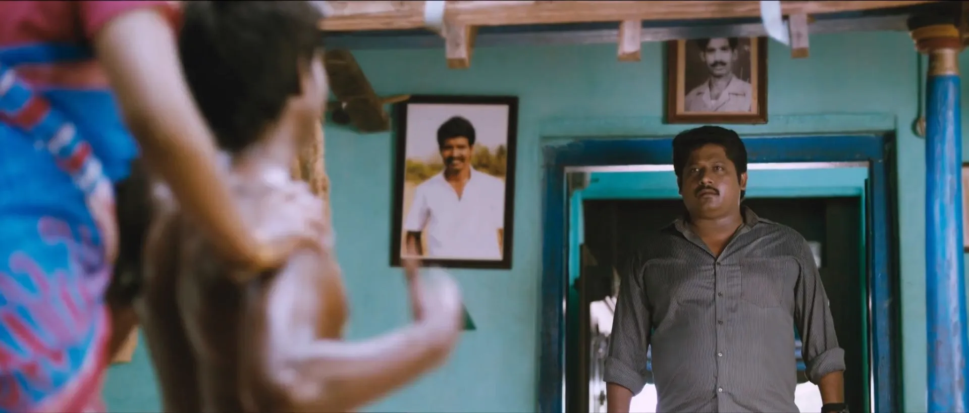 Vellaikaara Durai (Muqaddar) (2014) (Hindi -Tamil) Dual Audio 720p UnCut HDRip [1.4GB]