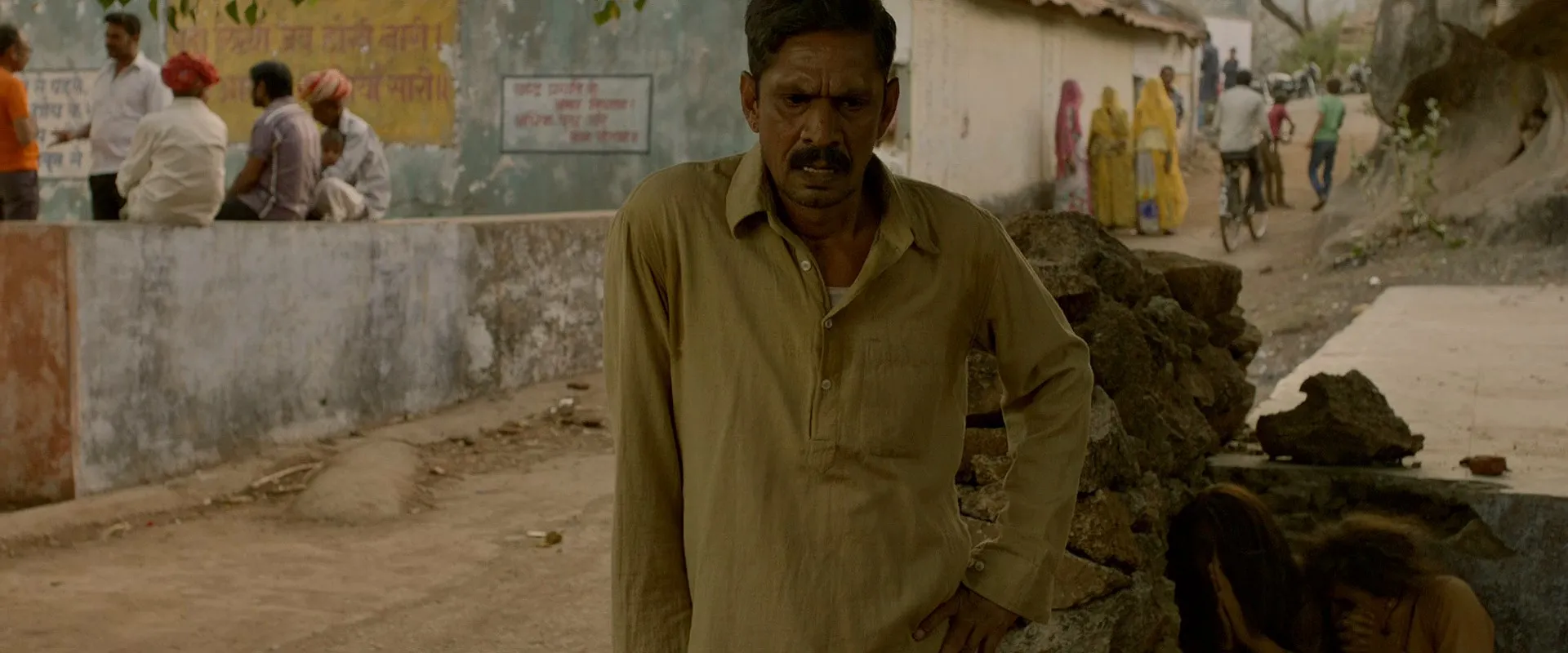 Pataakha (2018) Hindi Movie 720p HDRip x264 [1.4GB]