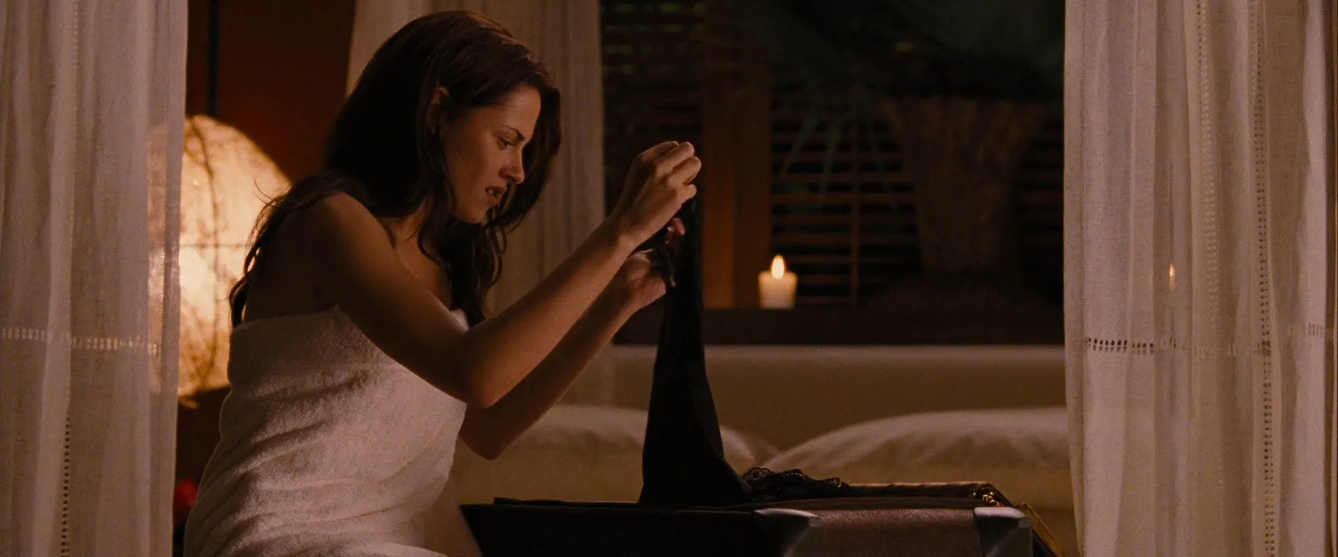 The Twilight Saga Breaking Dawn Part 1 (2011) (English) Bluray 720p [800MB] Download