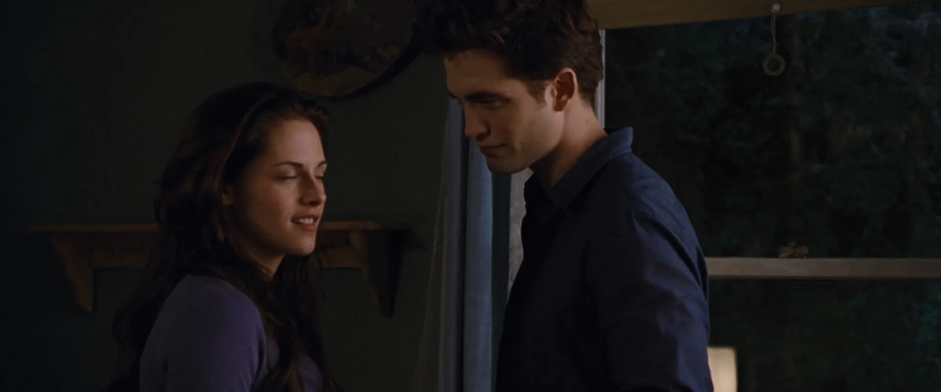 The Twilight Saga Breaking Dawn 2011 Dual Audio Hindi 350MB BRRip Download