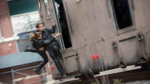 Divergent (2014) Hindi Dual Audio 480p BluRay 450MB